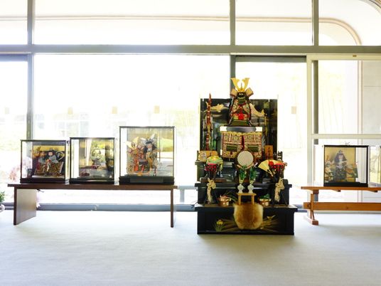 全面ガラス張りになったロビーには、兜と五月人形がたくさん飾られている。入居者や面会の人が観覧することのできるスペースが確保されている。