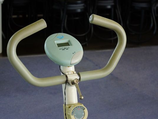 多目的ホールに置かれているマシンの1つで、有酸素運動で足を中心に鍛えることのできるメーター付きのエアロバイクです。