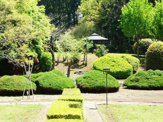 公園内は、入居者が気持ちよく散歩をすることができるよう草木の手入れが行き届いている。日陰の休憩スペースもあるので夏でも快適に過ごせる。