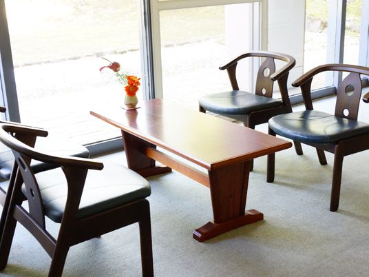 ロビーの休憩スペースには、入居者や面会の人が利用できるよう、木目調に統一された温かみのある椅子とテーブルが設置かれています。