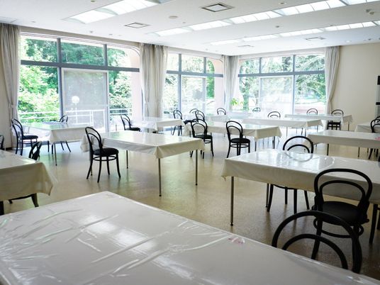 広々とした食堂には、たくさんのテーブルと椅子が並べられている。テーブルには白いテーブルクロスがかけられており、清潔感がある。