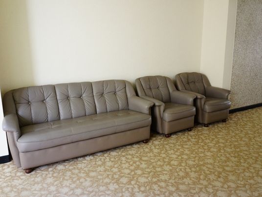 広々とスペースの確保された廊下には、グレーの3人掛けのソファーが1つと1人掛けのソファーが2つ設置されてる。