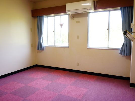 入居者が1日の生活を送る居室は、程よい広さでエアコンも完備されているので、暑い夏や寒い冬でも温度調整をすることができる。