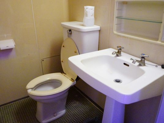 清潔なトイレと洗面台