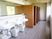 ロビーにあるトイレは、洋式トイレが3つと洗面台が3つで形成されている。白い壁と木目調の扉で統一された清潔感のあるつくりとなっている。
