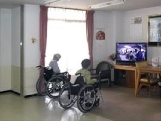 共有スペースで休む人々
