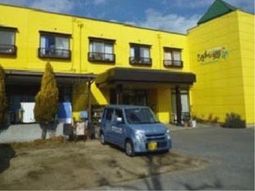 黄色い建物のエントランス