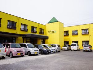 黄色い建物の外観