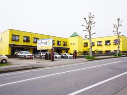 黄色い建物の外観