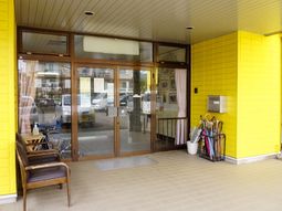 黄色い壁のエントランス