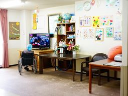 車椅子の人とリビング