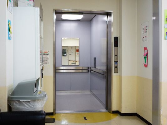 清潔な廊下のエレベーター