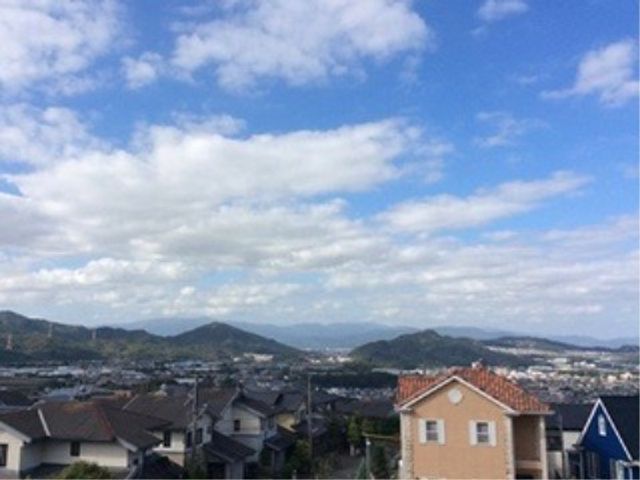 広がる景色と空の中庭 景色 この中庭からは、青々とした山々と住宅街が一望でき、開放感のあふれる眺望をご提供しています。空と緑に囲まれて、穏やかな時間をお過ごしいただけます。