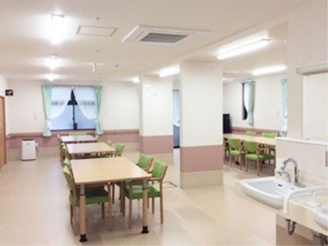 清潔なダイニングスペース 食堂 ゆったりとした座席配置のダイニングルームです。明るく開放的な雰囲気の中で、食事を供することができます。
