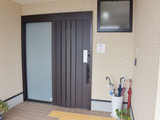 エントランスの自動ドア 玄関 スタイリッシュなデザインのエントランスでは、バリアフリー設計がされておりますので、どなたでも安心して入室できるようになっています。