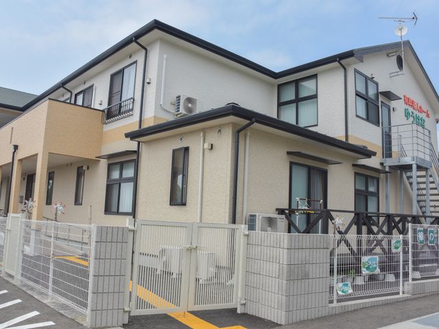 清潔感のある施設外観 施設の外観 白とベージュの落ち着いた色調で統一された外壁が、快適な環境を約束します。駐車スペースも完備しており、アクセスも容易です。