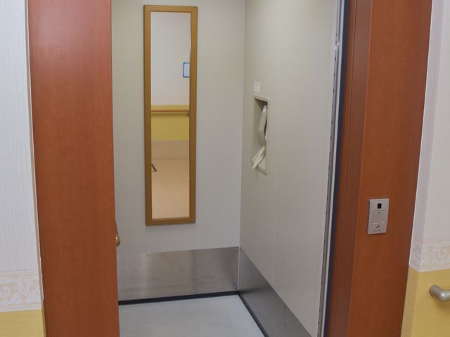 開いた扉とエレベーター エレベーター 広々としたエレベーターはバリアフリーで、どなたでも快適に移動いただけます。