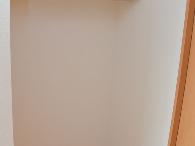 シンプルな居室のクローゼット 居室クローゼット シンプルで使い勝手の良い居室のクローゼットです。自分の服や物を整理整頓できるスペースが確保されています。