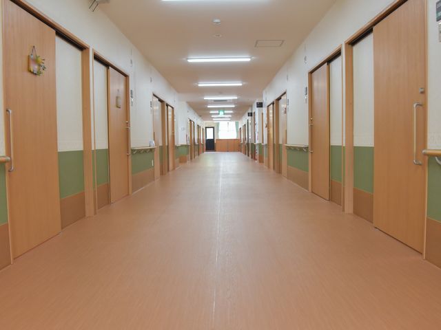 清潔な長い廊下 居室前廊下 床が滑りにくく手すりも設置された明るい廊下です。安全に配慮しながら自由に移動することができます。