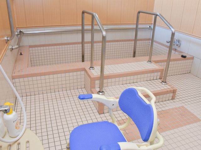 バリアフリー対応浴室 共有浴室 手すり完備の清潔感ある浴室は、利用者の安全を考慮した設計です。バスチェアも備え、快適な入浴が支援されています。