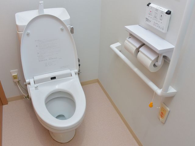 バリアフリー対応トイレ トイレ 安全かつ快適にご利用いただけるよう、手すり完備の清潔なトイレ空間です。利用者の自立支援にも配慮されています。