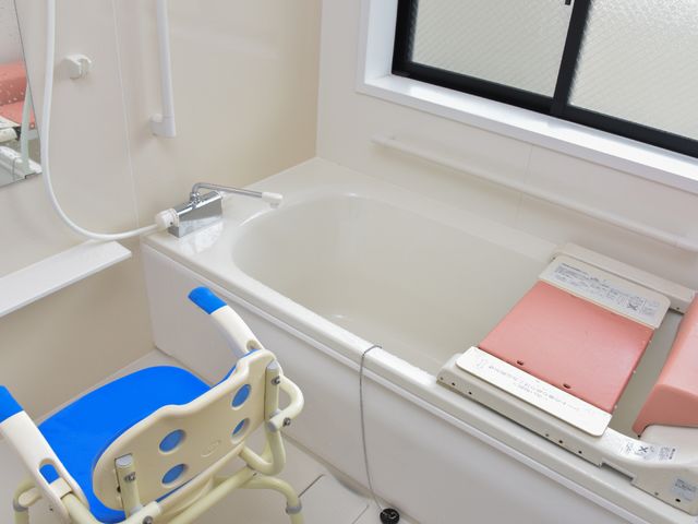 手すり付きバスルーム 個人用浴室 ゆったりとした使いやすい浴室です。手すりやシャワーチェアを設置しており、安全に配慮されています。