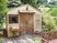 庭に面した小屋の外観