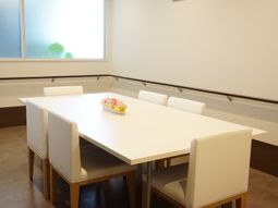 シンプルなダイニングテーブル