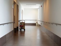 廊下と掃除用カート