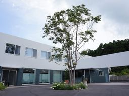 清潔感のある建物エントランス