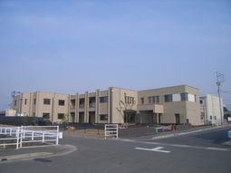 広々した施設の外観