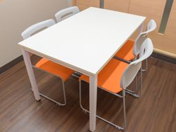 オレンジの椅子が並ぶ部屋