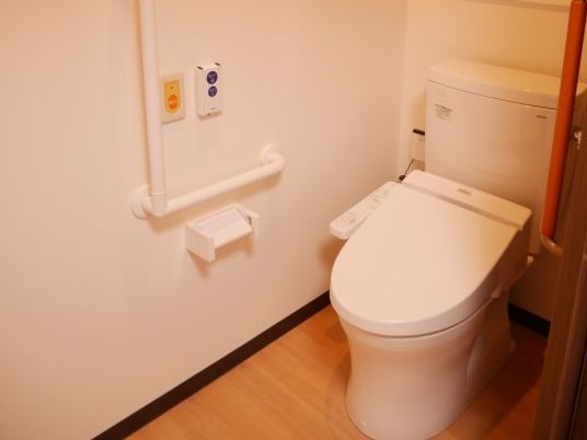 バリアフリー設計のトイレ
