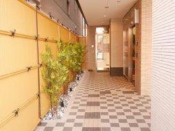 明るい廊下と植栽