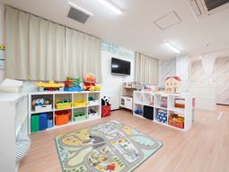 多目的室のカラフルな内装