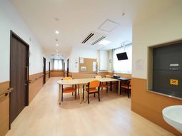 明るく広々とした廊下