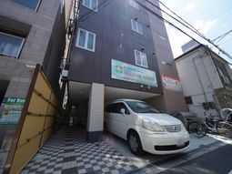 都会的な施設の外観