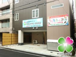 モダンな建物のエントランス