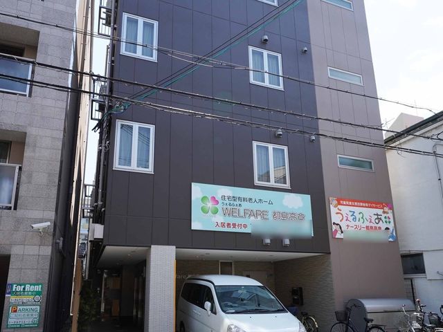 都会の施設外観 外観 街中にある清潔感のある建物の正面です。玄関部分は広く、訪れる人々を歓迎しています。