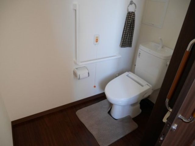 清潔感のあるトイレ空間 トイレ 利用者の安全と快適を配慮した清潔なトイレです。手すりが設置され、安心してお使いいただけます。