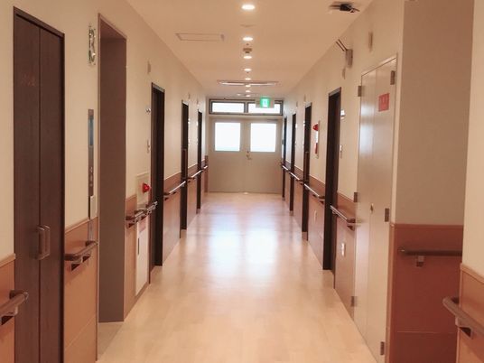 明るく清潔な廊下