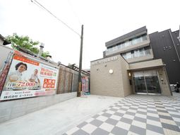 モダンな建物エントランス