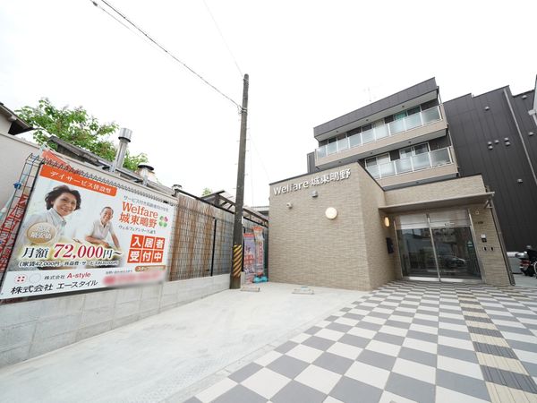 モダンな建物エントランス
