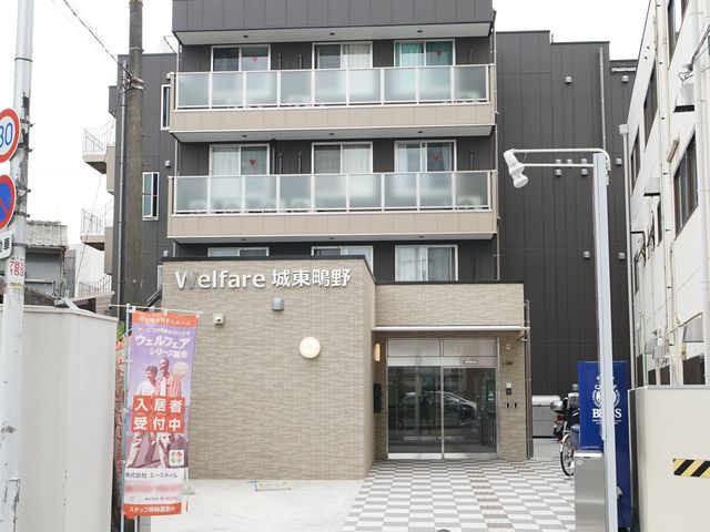 清潔な建物のエントランス 外観 ゆったりとした入口はバリアフリー設計で、明るく開放的な雰囲気を演出しておりますので、ゲストの方々をお迎えするには最適な場所です。
