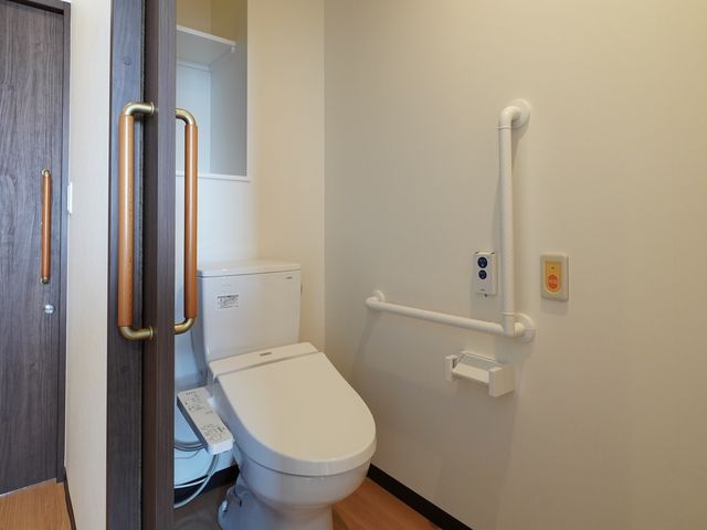 バリアフリーの洋式トイレ トイレ 手すり完備で安全を配慮した清潔なトイレスペースです。老若男女どなたでも使いやすい環境を目指しています。