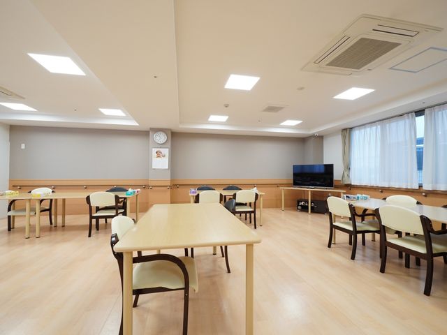広々とした快適なダイニング 食堂 明るく開放感のあるダイニングルームです。共有するには十分なスペースと、快適な食事の時間を約束する設備が整っています。