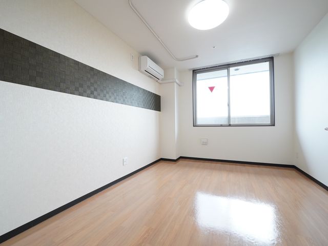 空間広々の居室 居室 余裕のある広さと清潔な雰囲気が魅力の個室です。ゆったりとした環境で働きませんか。