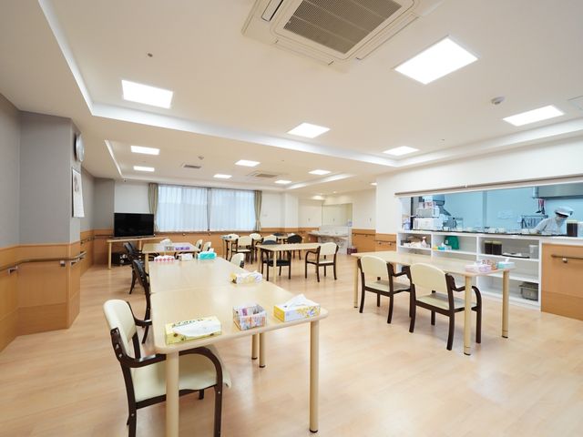 広々とした共有エリア 食堂 開放的な雰囲気の食堂は、相談や業務の打ち合わせにも適しており、働きやすさを考えたデザインです。