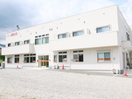 白い外壁の明るい建物