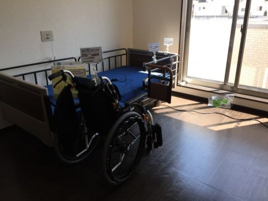 介護ベッドと車椅子の部屋